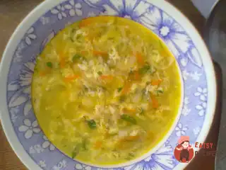 Легкий суп із яйцем
