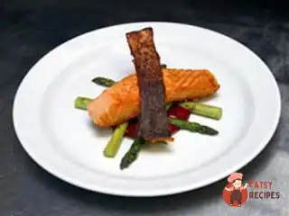 Норвезька сьомга з малиновим соусом та спаржею