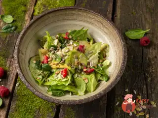 Салат з авокадо, манго і гарбузовим насінням.