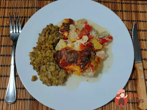 Курка з помідорами й ананасами в духовці