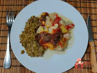 Курка з помідорами й ананасами в духовці