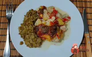 Курка з помідорами й ананасами в духовці