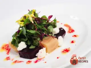 Салат з печеного буряка з руколою, мангольдом та козячим сиром