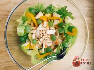 Теплий салат із кальмаром у кокосових вершках