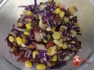 Салат із кукурудзи, чорної квасолі та червоної капусти