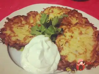 Картопляні оладки з беконом та сметаною