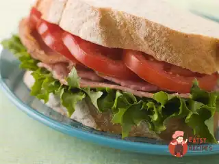 Сендвіч з беконом, салатом та томатами
