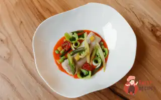 Спинка Тріски З Соусом Та Різними Овочами.