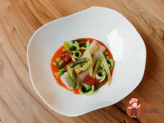 Спинка тріски з соусом та різними овочами.