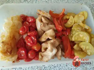 Курка, запечена з кабачком, томатами чері та перцем.