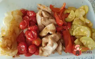 Курка, Запечена З Кабачком, Томатами Чері Та Перцем.