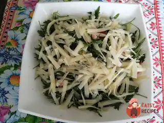 Салат з креветками, авокадо та рукколою