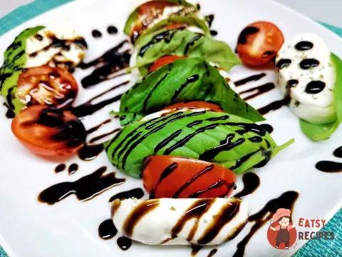 Класичний салат капрезе з майораном