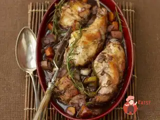 Кролик з овочами, тушкований у вині