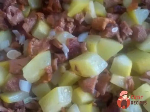 Кабачки з лисичками під вершковим соусом з помідорами