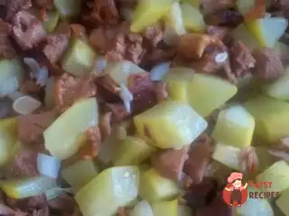 Кабачки з лисичками під вершковим соусом з помідорами