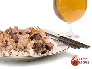 Смажена яловичина з червоним перцем, грибами, устричним соусом та рисом.