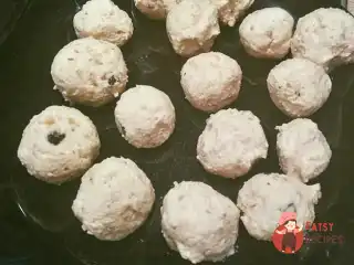 Сирні кульки з горіхами та родзинками