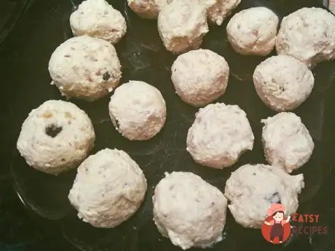 Сирні кульки з горіхами та родзинками