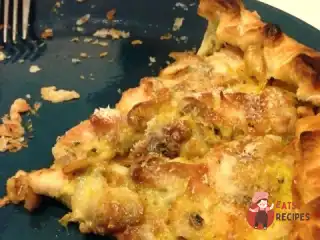 Листковий пиріг з куркою та грибами