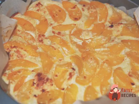 Хлібна шарлотка з персиками