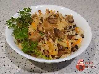 Квашена капуста, смажена на сковороді з грибами