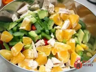 Курячий салат з солодким перцем та авокадо