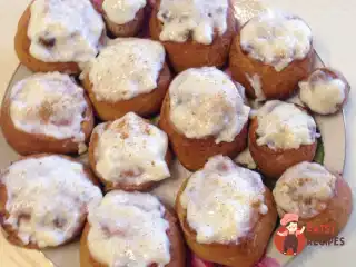 Дієтичні сирні булочки з родзинками та корицею