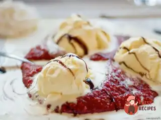 Лимонний заморожений йогурт із малиновим соусом