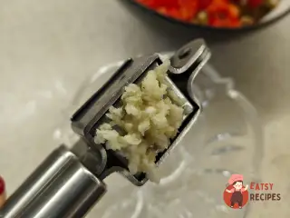 Крок 11: Салат з куркою, печеними баклажанами, перцем та рукколою
