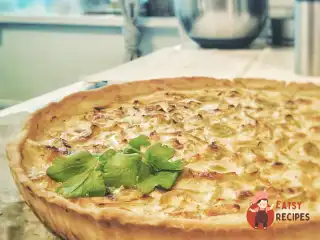 Кіш з цибулею-пореєм, куркою та каррі