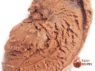 Морозиво з шоколадом, темним пивом та шматочками пивного брауні