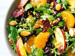 Салат з мигдалем, мандаринами, яблуками та апельсиновою заправкою та маком