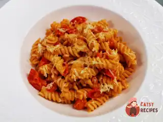 Фузиллі з помідорами чері