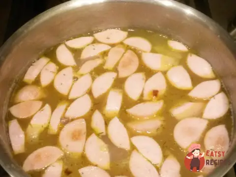 Гороховий суп із копченою ковбасою