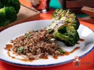 Брокколі на грилі з кіноа