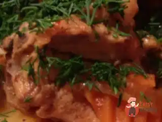 Кролик, тушкований з овочами та паприкою