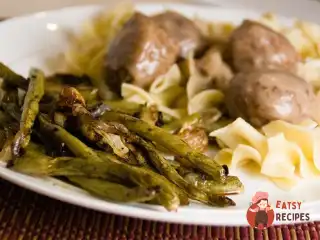 Печена зелена квасоля з червоною цибулею та волоськими горіхами