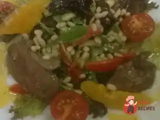 Теплий салат з печінки кролика та авокадо з соусом маракуя