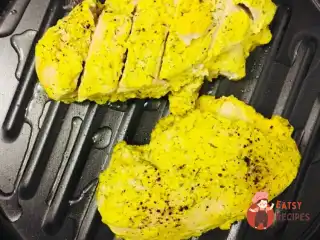 Тушкована куряча грудка в шафрановому соусі
