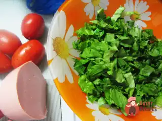 Салат з ковбасою та латуком