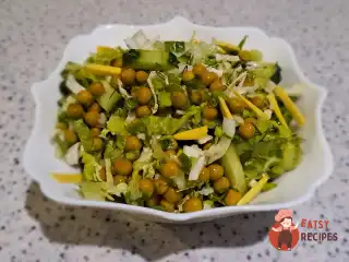 Свіжий салат із зеленим горохом і часниковим лимоном