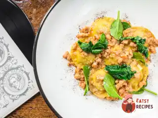 Равіолі з картоплею та рагу з кролика