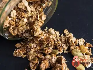 Гранола з корицею та мускатним горіхом