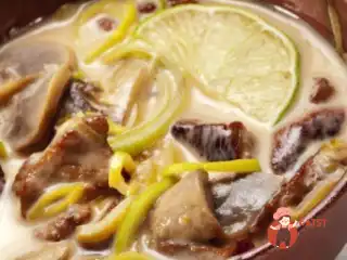 Суп із лісових грибів із ароматними травами