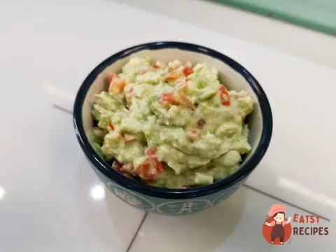 Класичне гуакамоле з помідорами чері