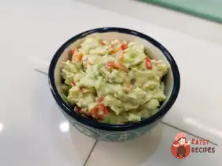 Класичне гуакамоле з помідорами чері