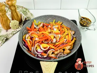 Крок 8: Тепла фунчоза з куркою та овочами