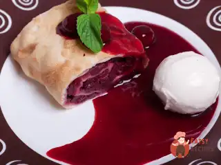 Штрудель з вишнею та мигдалем