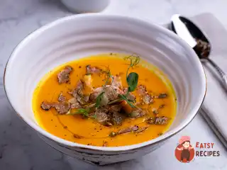 Гарбузовий крем-суп з лангустинами та чорним трюфелем